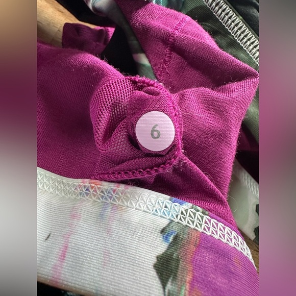 Lululemon Run: Stuff Your Bra II Size 6
Pigment Wave Multi / Black - Picture 7 of 8